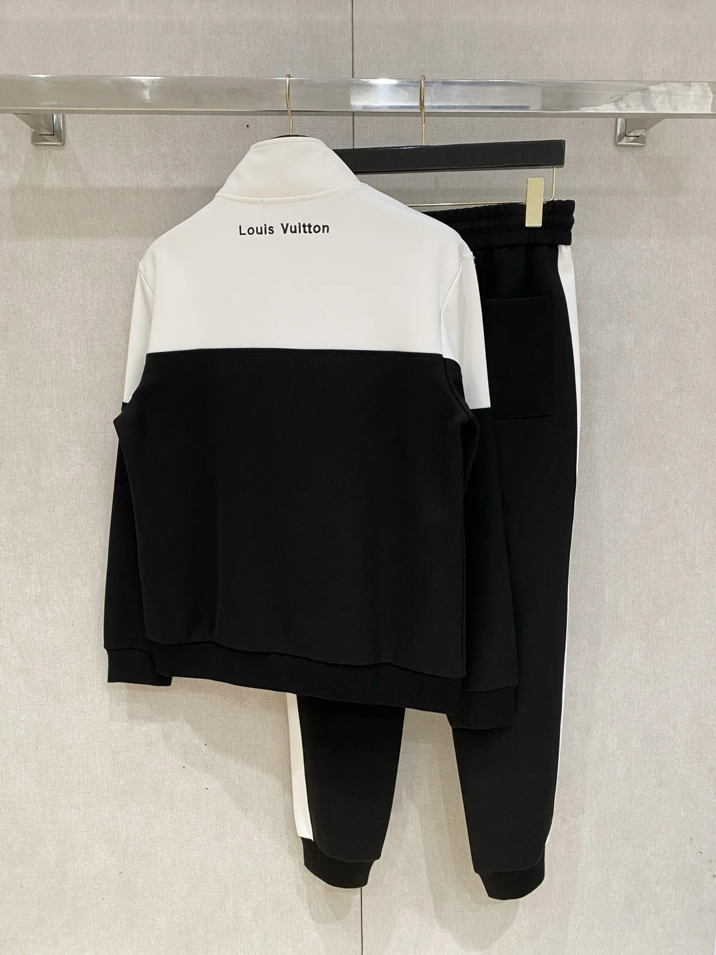 🅿️720 LV hot-selling suit is coming. Focus on the original version of the official website. 2025 new hot-selling cardigan suit. The original order is the best. 🇭🇰The meticulous work of top designers. It has a fitting and perfect upper body effect. All-natural high-quality Tencel Roman cotton 100%, close-fitting comfort, noble and elegant! Original hardware embodies elegance and nobility! Counter size: M-3XL (maximum wear up to 190 pounds)